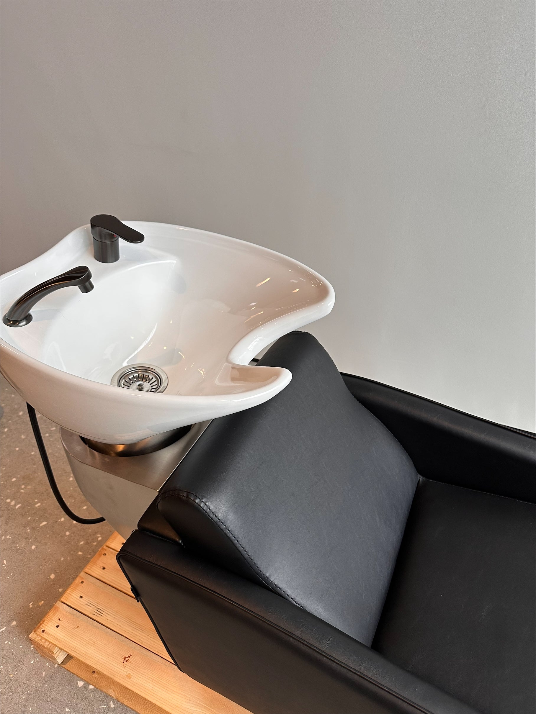 Zippy - Black washing unit - White basin DEMO model