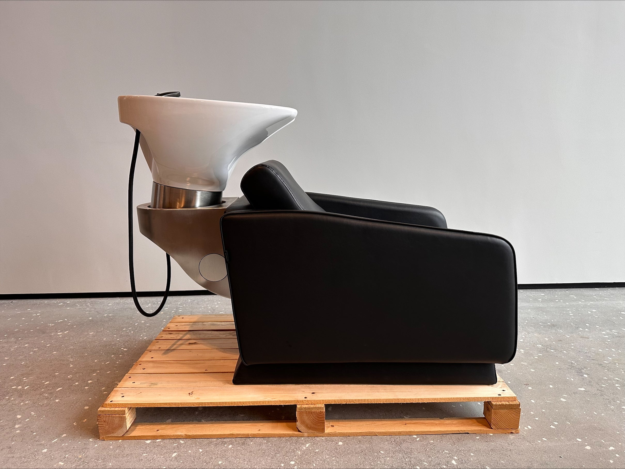 Zippy - Black washing unit - White basin DEMO model