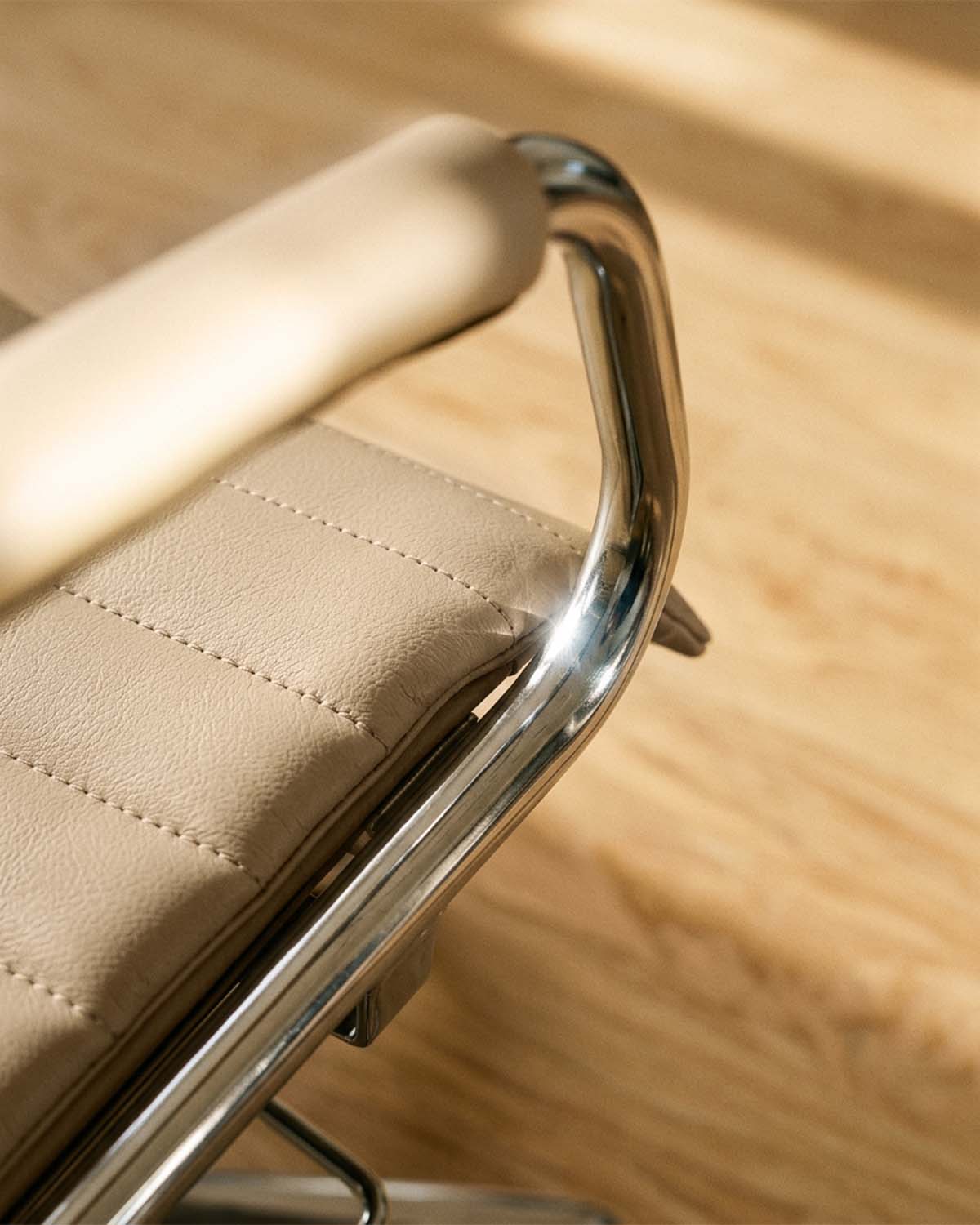 Greiner 59 - beige kampaamotuoli kromisella tähtijalustalla