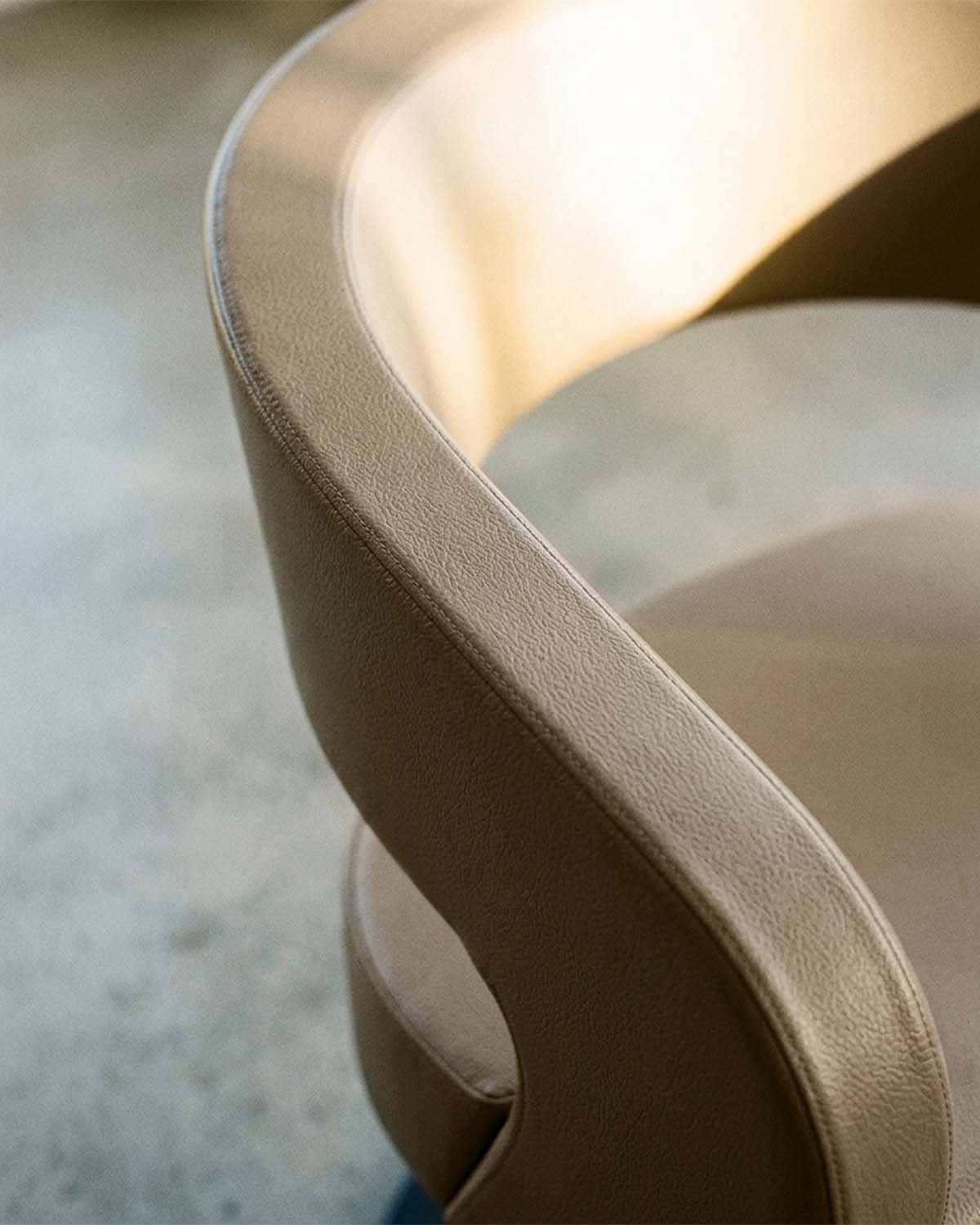 Greiner 50 - Beige kampaamotuoli mustalla pyöreällä jalustalla