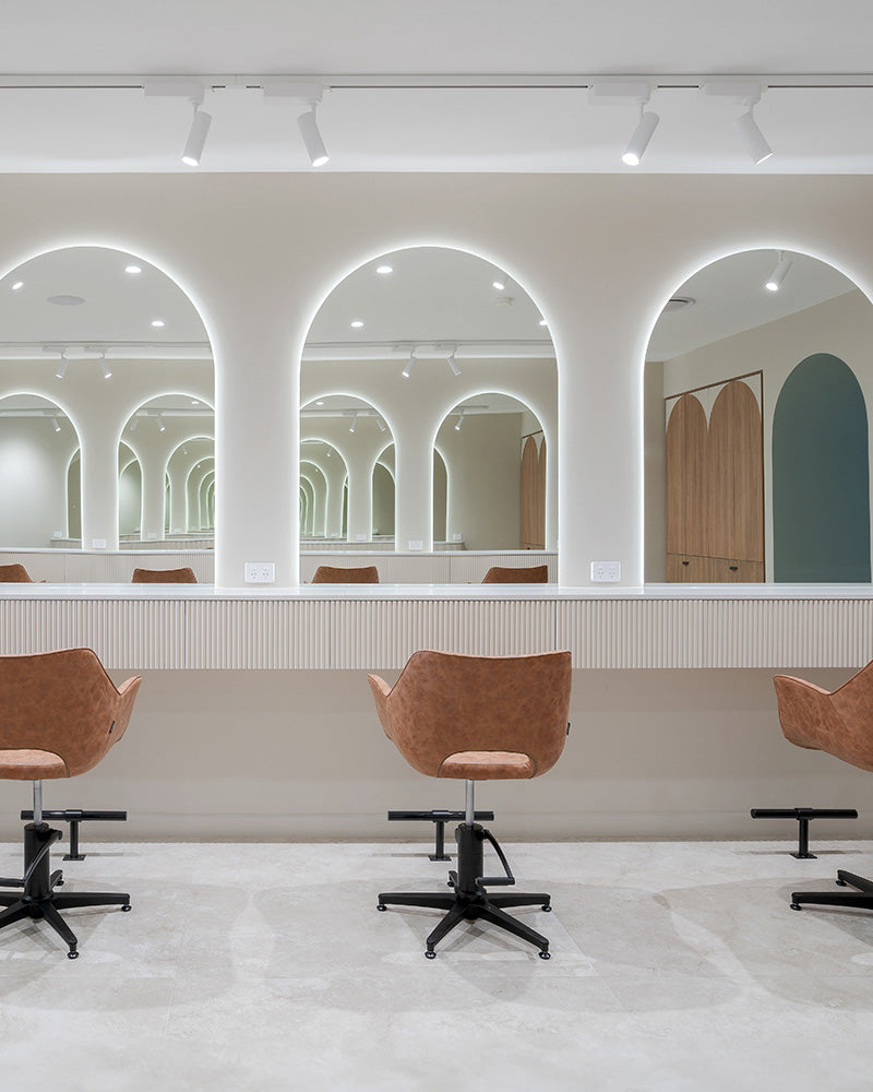 Arch LED II Vægspejl med indbygget lys fra Comfortel, vægspejl med indbygget LED-belysning i frisørsalon