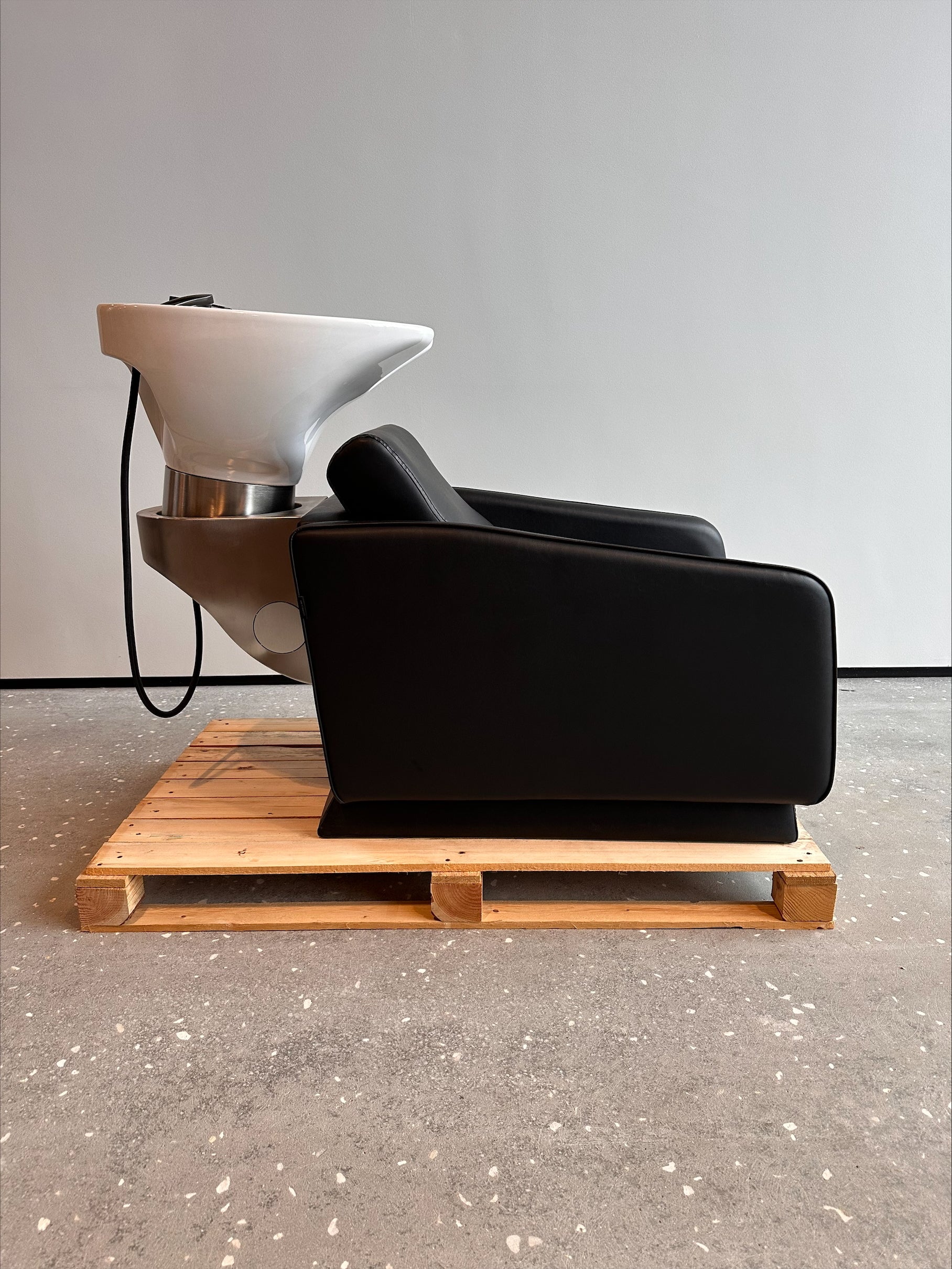 Zippy - Black washing unit - White basin DEMO model