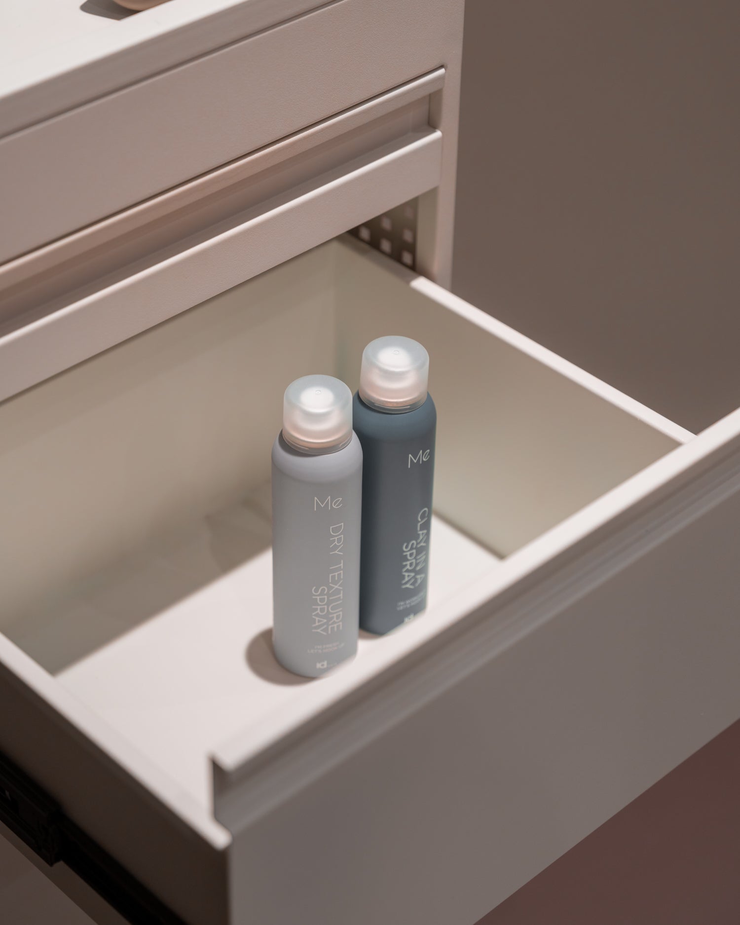 Studio 3 - White trolley with 3 drawers and pull-out shelf