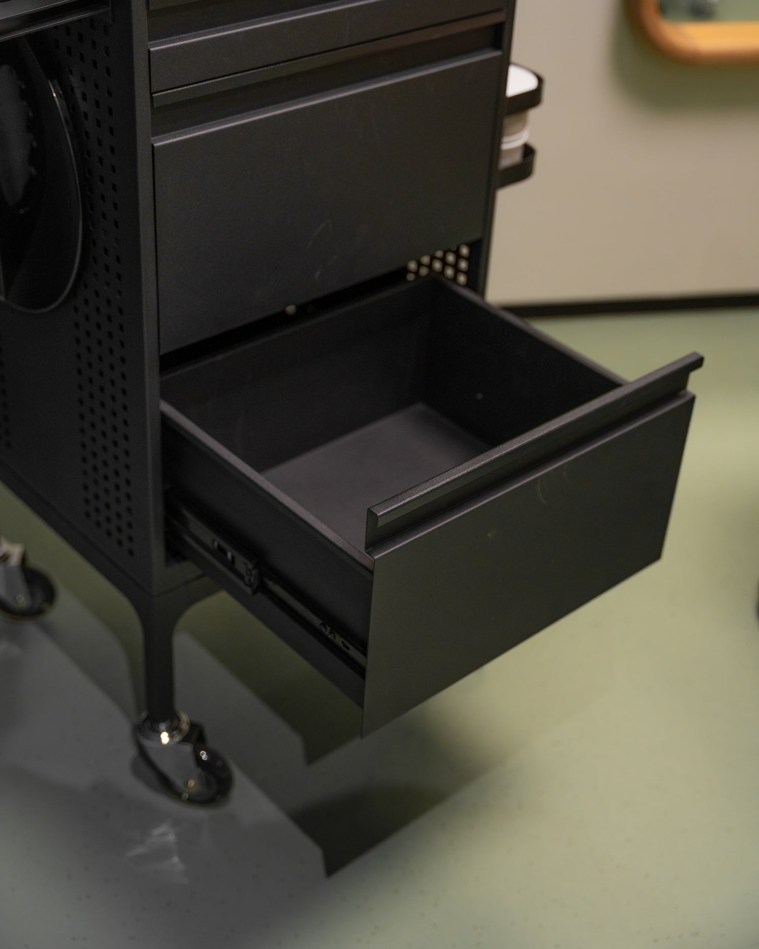 Studio 3 - Black trolley with 3 drawers and pull-out shelf